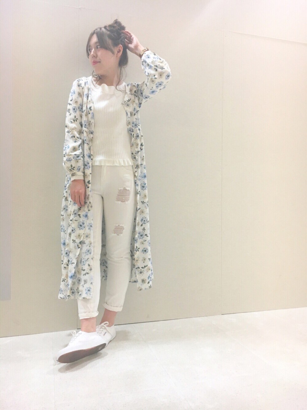 「シンプルコーデ、クラッシュデニム、花柄、スニーカーコーデ、nice claup、カジュアル、白スニーカー、ニット、ゆるコーデ」｜「SUPERGAのSUPERGA キャンバススニーカー（スニーカー、ホワイト系）」を使った、yoshiko Takayamaさん（レディース・165cm）の春コーディネートの1枚目の写真