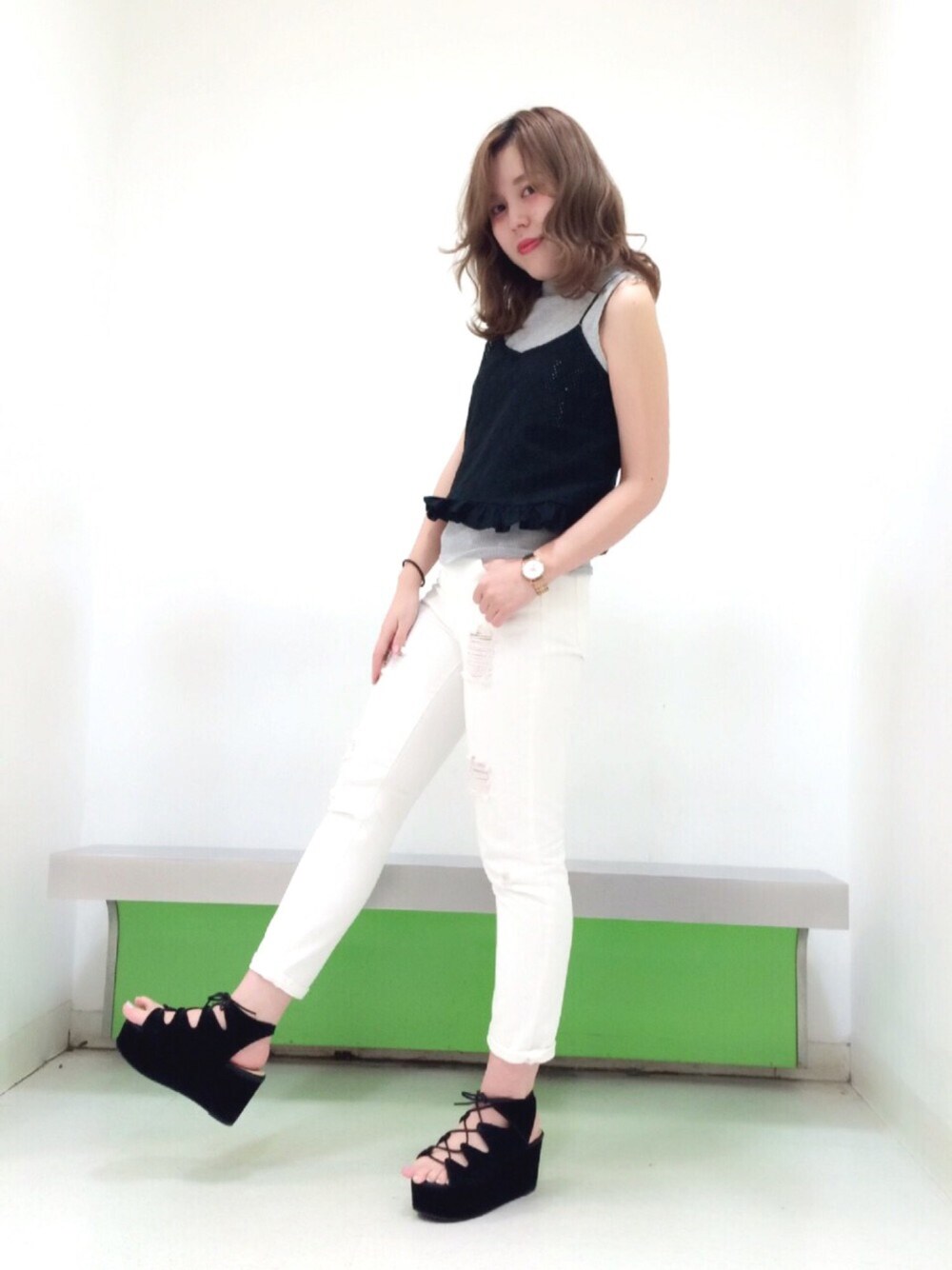 「シンプルコーデ、ゆるコーデ、デニムパンツ、春コーデ、ootd、fashion、white、ブラック、nice claup、モノトーンコーデ」｜「one after another NICE CLAUPの【SEDA3月号掲載　ナイスクラップ】　厚底編みあげサンダル（サンダル、ブラック系）」を使った、yoshiko Takayamaさん（レディース・165cm）の春コーディネートの1枚目の写真