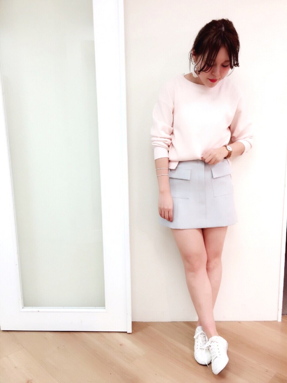 「スニーカー、はるコーデ、ootd、ピンク、ホワイト、one after another NICE CLAUP、スカート、オトナカジュアル、パステルカラー」｜「one after another NICE CLAUPの【ナイスクラップ】2つポケット付き台形スカート（スカート、グレー系）」を使った、yoshiko Takayamaさん（レディース・165cm）の春コーディネートの1枚目の写真
