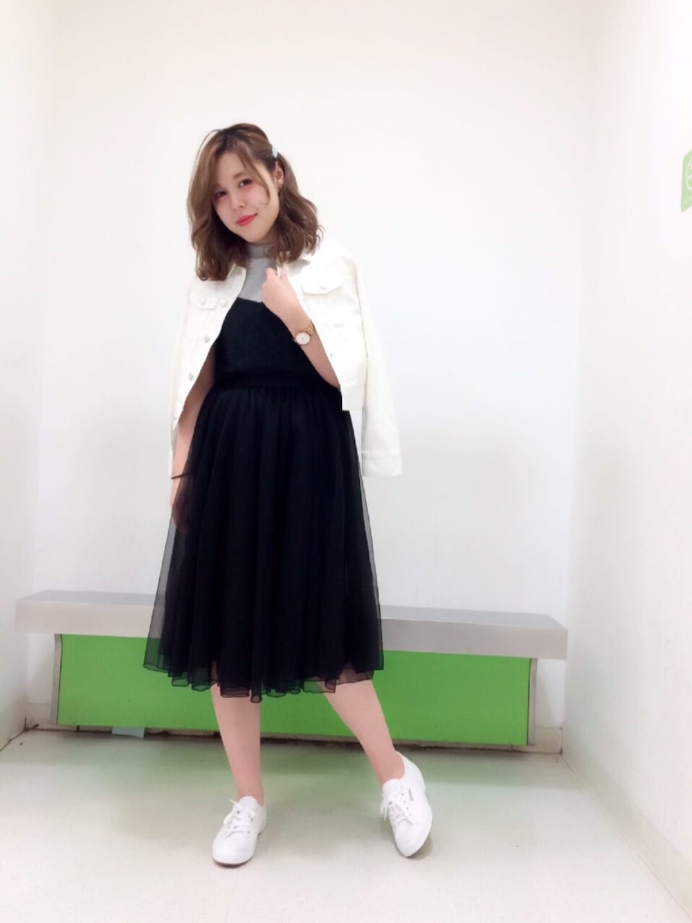 「オトナカジュアル、春コーデ、ootd、ホワイト、スカート、Gジャン、チュールスカート、nice claup、モノトーン、スニーカー」｜「one after another NICE CLAUPの【ナイスクラップ】チューガレミディースカート（スカート、ブラック系）」を使った、yoshiko Takayamaさん（レディース・165cm）の春コーディネートの1枚目の写真