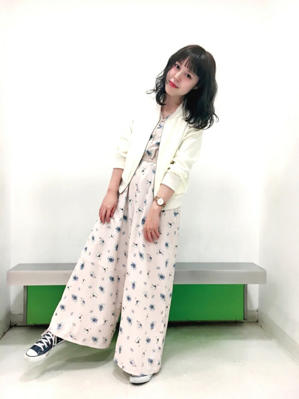 「カジュアル、春コーデ、花見、サロペット、花柄、スニーカー、ロンパース、nice claup、シンプルコーデ」｜「one after another NICE CLAUPの【ナイスクラップ】花柄ロンパース（ワンピース、ピンク系）」を使った、yoshiko Takayamaさん（レディース・165cm）の春コーディネートの1枚目の写真