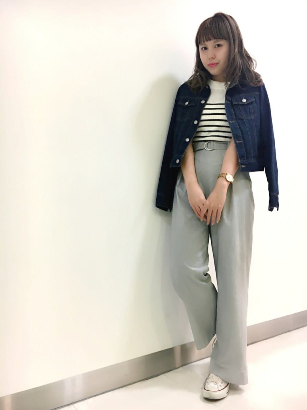 「春、ラフ、カジュアル、outfit、スニーカー、ボーダートップス、大人カジュアル、ワイドパンツ、Gジャン、シンプル」｜「one after another NICE CLAUPの【ナイスクラップ】袖フリルノースリーブニット（ニット/セーター、その他）」を使った、yoshiko Takayamaさん（レディース・165cm）の春コーディネートの1枚目の写真