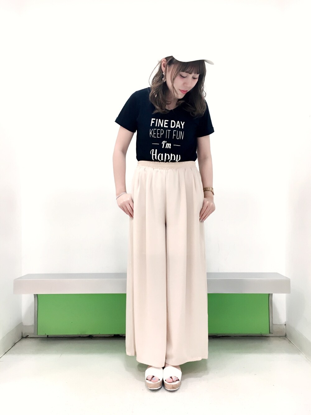「オトナカジュアル、ホワイト、サンダル、Tシャツ、ゆるコーデ、ワイドパンツ、ラフ、ピンクベージュ、one after another NICE CLAUP」｜「one after another NICE CLAUPのコルクウェッジサンダル（その他シューズ、ホワイト系）」を使った、yoshiko Takayamaさん（レディース・165cm）の春コーディネートの1枚目の写真