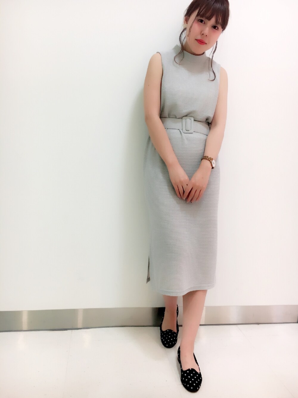 「カジュアルコーデ、夏コーデ、オトナカジュアル、シンプル、白、ワンピース、one after another NICE CLAUP、グレー、ドット、ノースリーブ」｜「one after another NICE CLAUPのプチハイベルト付ワンピース（ワンピース、グレー系）」を使った、yoshiko Takayamaさん（レディース・165cm）の春コーディネートの1枚目の写真