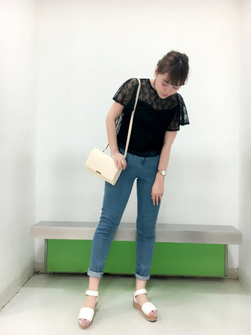 「カジュアル、シンプル、summer、夏、サンダル、黒、デニム、オトナカジュアル、レース」｜「one after another NICE CLAUPのコルクウェッジサンダル（その他シューズ、ホワイト系）」を使った、yoshiko Takayamaさん（レディース・165cm）の春コーディネートの1枚目の写真