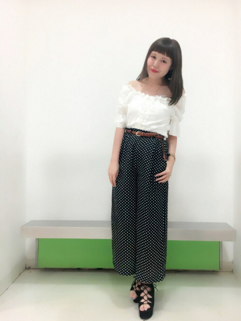「シンプルコーデ、オトナカジュアル、夏、休日スタイル、ワイドパンツ、ブラウス、one after another NICE CLAUP、ドット、オフショルダー」｜「one after another NICE CLAUPのアイテム（パンツ、その他）」を使った、yoshiko Takayamaさん（レディース・165cm）の春コーディネートの1枚目の写真