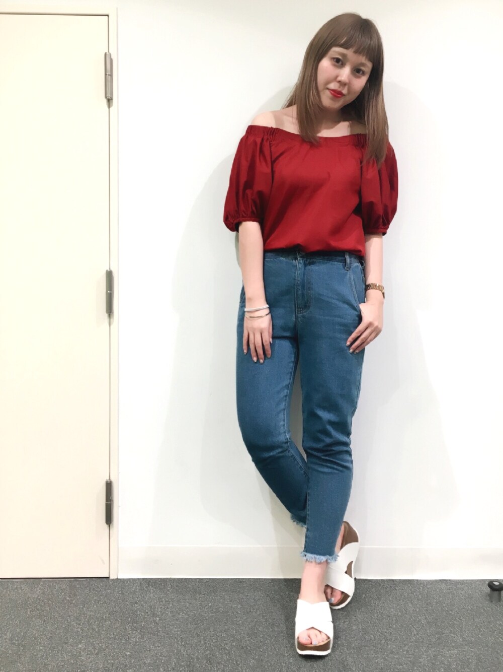 「夏コーデ、大人カジュアル、フリンジ、white、テーパードパンツ、サンダル、赤、one after another NICE CLAUP、デニム」｜「one after another NICE CLAUPのフリンジ付きテーパードパンツ（その他パンツ、ブルー系）」を使った、yoshiko Takayamaさん（レディース・165cm）の夏コーディネートの1枚目の写真