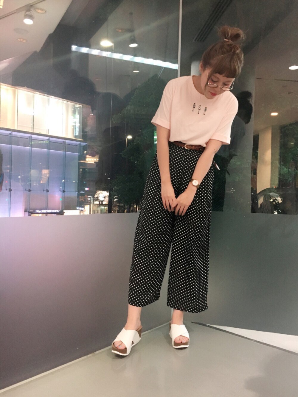 「シンプルコーデ、カジュアル、ラフ、ootd、休日スタイル、ドット、ワイドパンツ、サンダル、夏、おだんごヘアー」｜「one after another NICE CLAUPの厚底クロスサンダル（サンダル、ホワイト系）」を使った、yoshiko Takayamaさん（レディース・165cm）の夏コーディネートの1枚目の写真