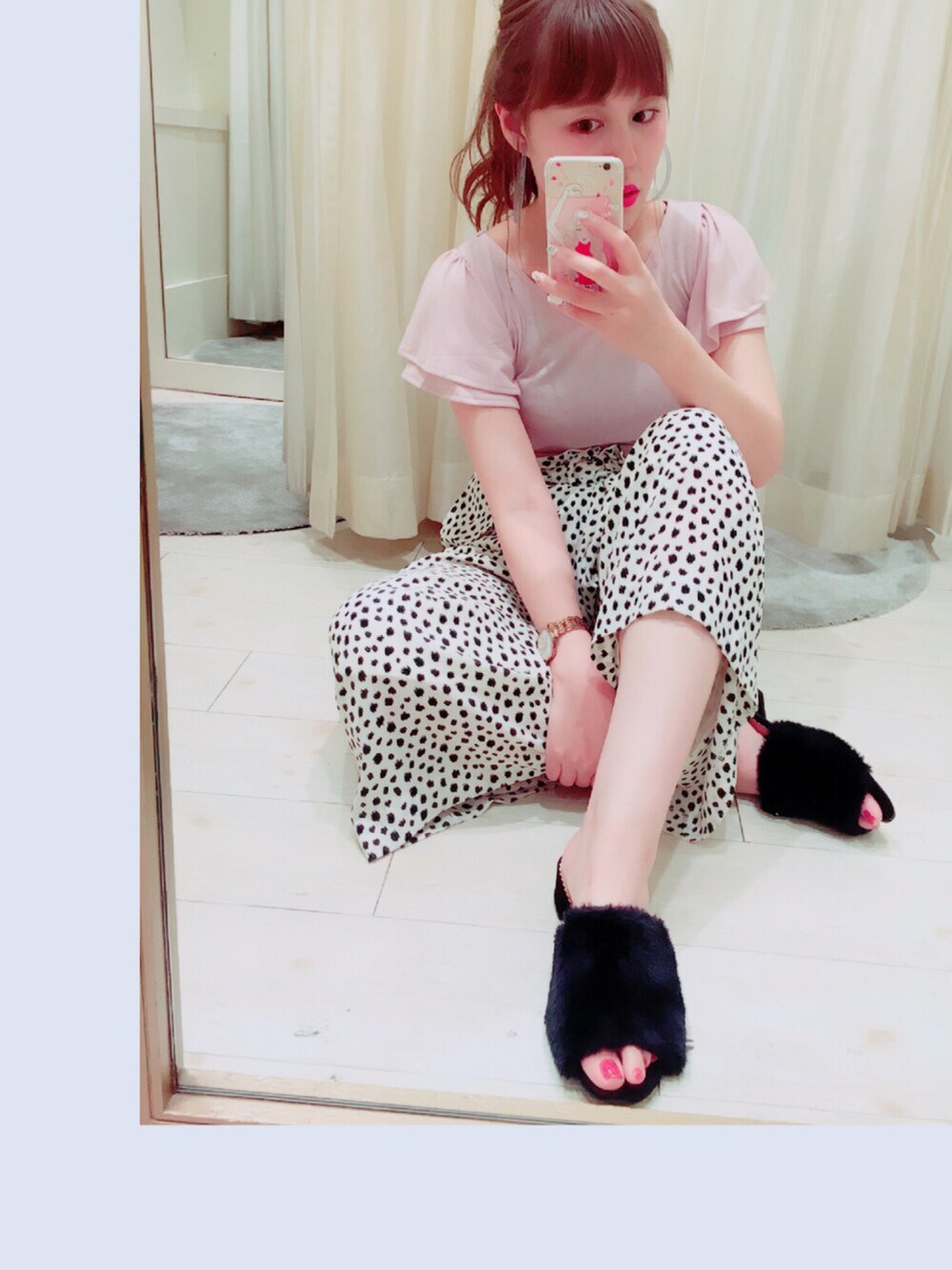 「休日スタイル、大人カジュアル、サンダル、ワイドパンツ、casual、ゆるコーデ、レオパード、nice claup、ファーサンダル、pink」｜「one after another NICE CLAUPの太ベルトワイドパンツ（その他パンツ、ホワイト系）」を使った、yoshiko Takayamaさん（レディース・165cm）の夏コーディネートの1枚目の写真