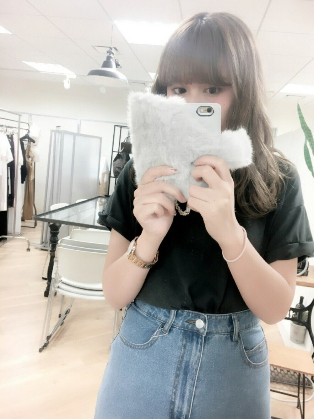 「シンプル、ファー小物、ワイドパンツ、Tシャツ、秋コーデ、カジュアル、デニムパンツ、大人カジュアル、nice claup、無地T」｜「one after another NICE CLAUPのファーi Phoneケース（スマホケース/カバー、グレー系）」を使った、yoshiko Takayamaさん（レディース・165cm）の夏コーディネートの1枚目の写真