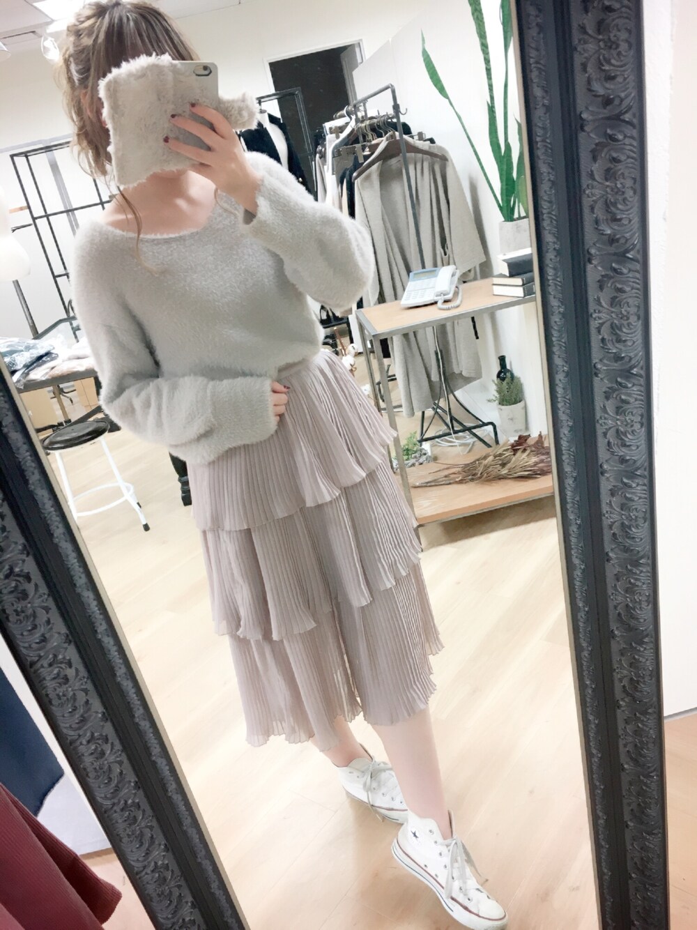 「秋のコーデ、秋、大人カジュアル、converse、ベージュ、スカート、ワントーンコーデ、プリーツスカート、ニット」｜「one after another NICE CLAUPのプリーツティアードスカート（スカート、ベージュ系）」を使った、yoshiko Takayamaさん（レディース・165cm）の秋コーディネートの1枚目の写真