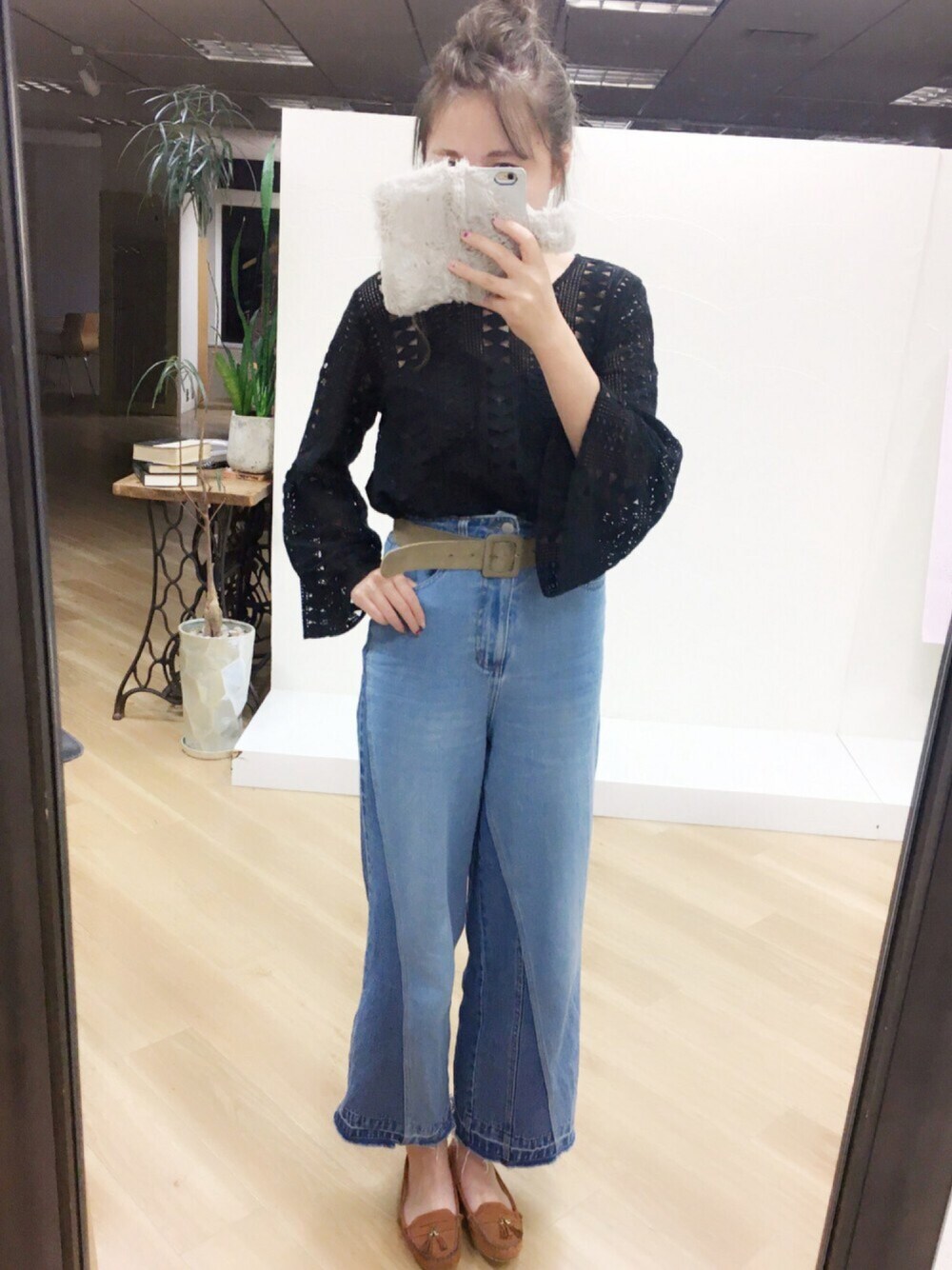 「秋のコーデ、シンプル、カジュアル、ラフ、パンツスタイル、おだんごヘアー、大人カジュアル、denim、ootd、outfit」｜「JEANASISのアイテム（シャツ/ブラウス、ブラック系）」を使った、yoshiko Takayamaさん（レディース・165cm）の秋コーディネートの1枚目の写真