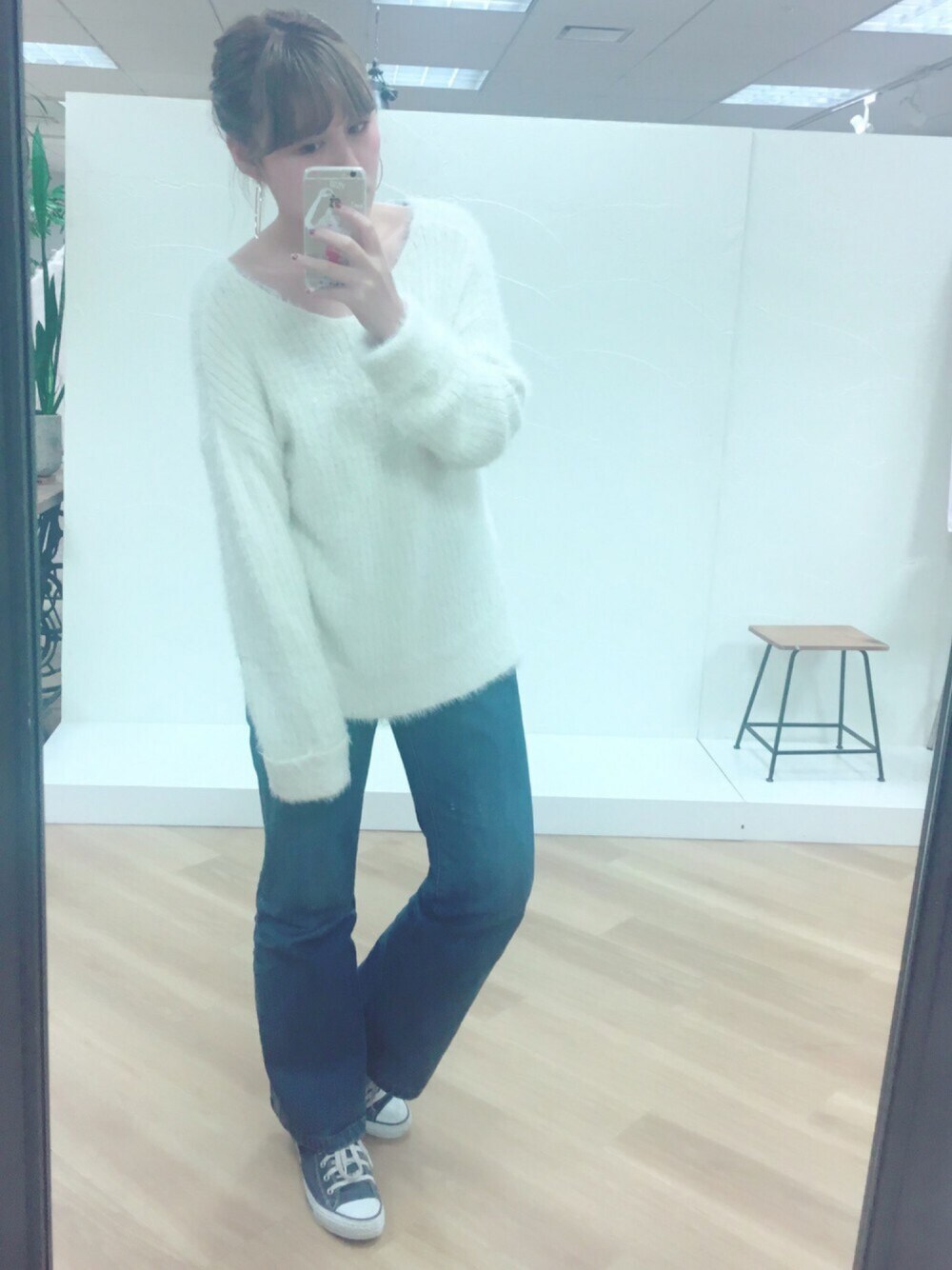 「シンプル、秋冬、大人カジュアル、パンツスタイル、スニーカー、カジュアルコーデ、デニム、白ニット、nice claup、ootd」｜「one after another NICE CLAUPのシャギーVネックニット（ニット/セーター、ホワイト系）」を使った、yoshiko Takayamaさん（レディース・165cm）の秋コーディネートの1枚目の写真