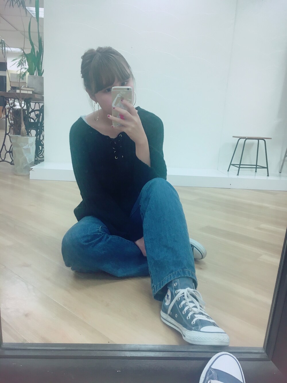 「秋冬、大人カジュアル、パンツスタイル、オトナ女子、スニーカー、シンプル、ブラック、converse、ニット」｜「one after another NICE CLAUPの２WAYレースアップニット（ニット/セーター、ブラック系）」を使った、yoshiko Takayamaさん（レディース・165cm）の秋コーディネートの1枚目の写真