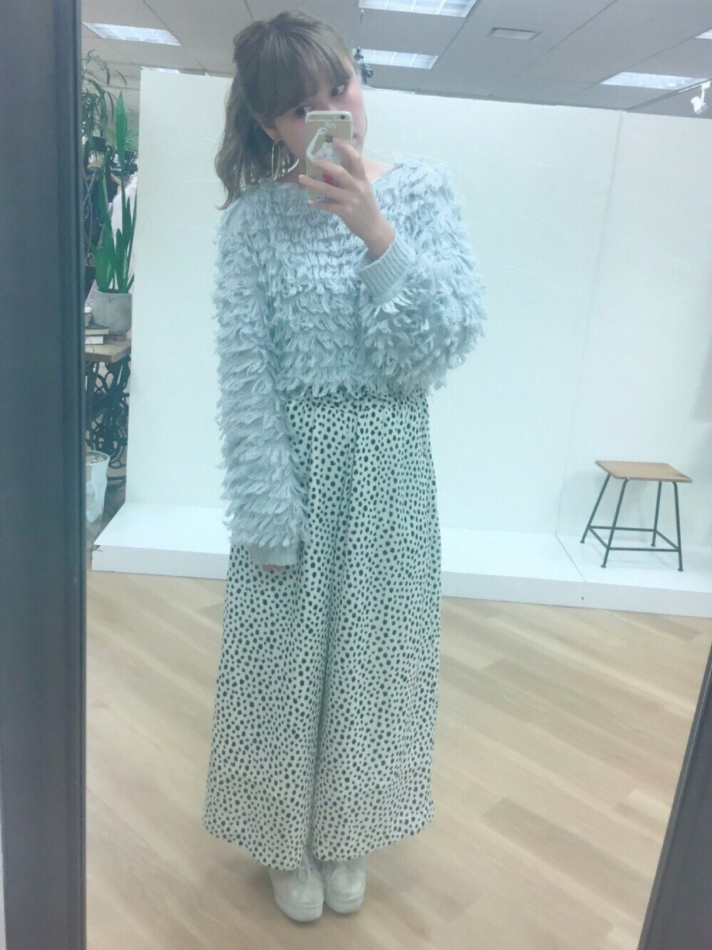 「カジュアルコーデ、パンツスタイル、大人カジュアル、ラクチンコーデ、ラフ、ワイドパンツ、nice claup、冬コーデ、レオパード、ポニーテール」｜「one after another NICE CLAUPのループカシュクールニット（ニット/セーター、グレー系）」を使った、yoshiko Takayamaさん（レディース・165cm）の秋コーディネートの1枚目の写真
