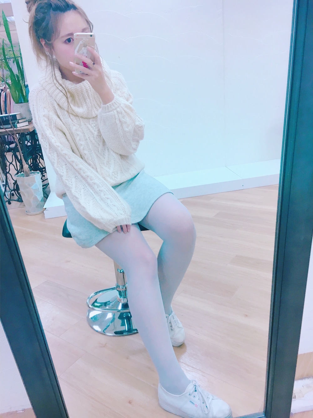 「シンプル、秋のコーデ、ゆるコーデ、outfit、カジュアル、オフタートル、スニーカー、ニット」｜「one after another NICE CLAUPのケーブルオフタートル（ニット/セーター、ホワイト系）」を使った、yoshiko Takayamaさん（レディース・165cm）の秋コーディネートの1枚目の写真