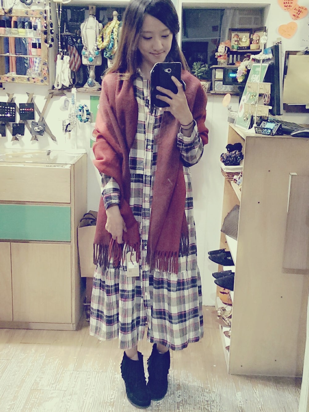 その他のシャツワンピース、ブルー系のデニムジャケットを着用したレディースの秋コーディネートの1枚目の写真