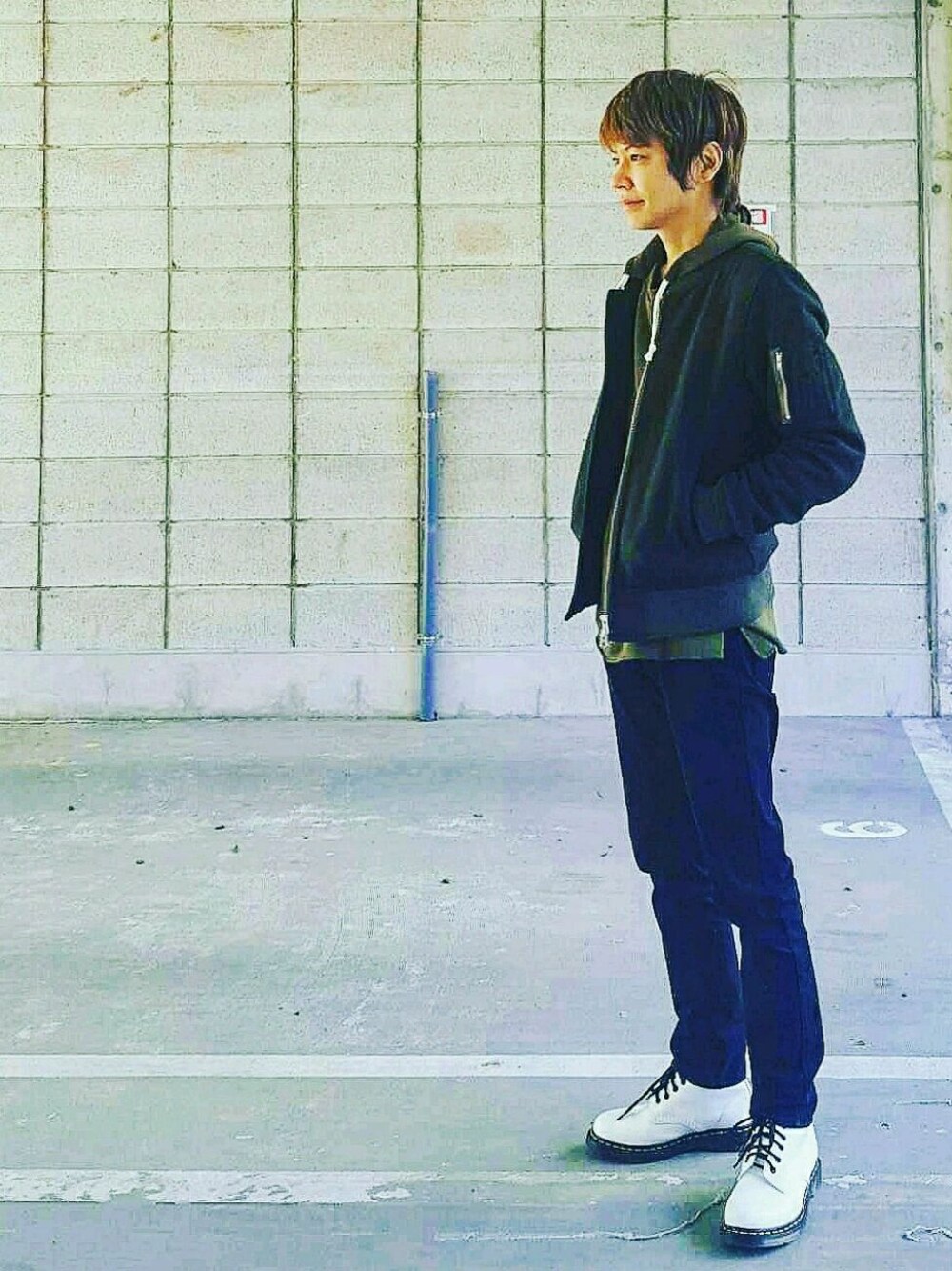 グリーン系のパーカー、ブラック系のその他パンツ、グリーン系のブルゾンを着用したメンズの冬コーディネートの1枚目の写真