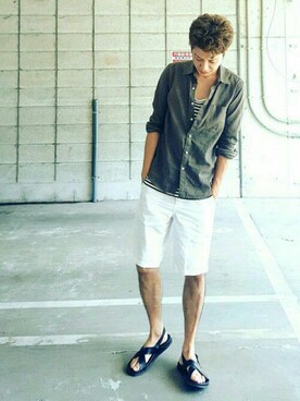 「カーキ×ホワイト」｜「アイテム（サンダル）」を使った、Ryouichiさん（メンズ・173cm）の夏コーディネート