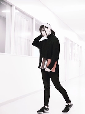 「MOUSSY（マウジー）のiSKO EMOTION dyed BLACK SKINNY（デニムパンツ、ブラック系）」を使った、ぐゅぺいんさん（レディース）の秋コーディネート