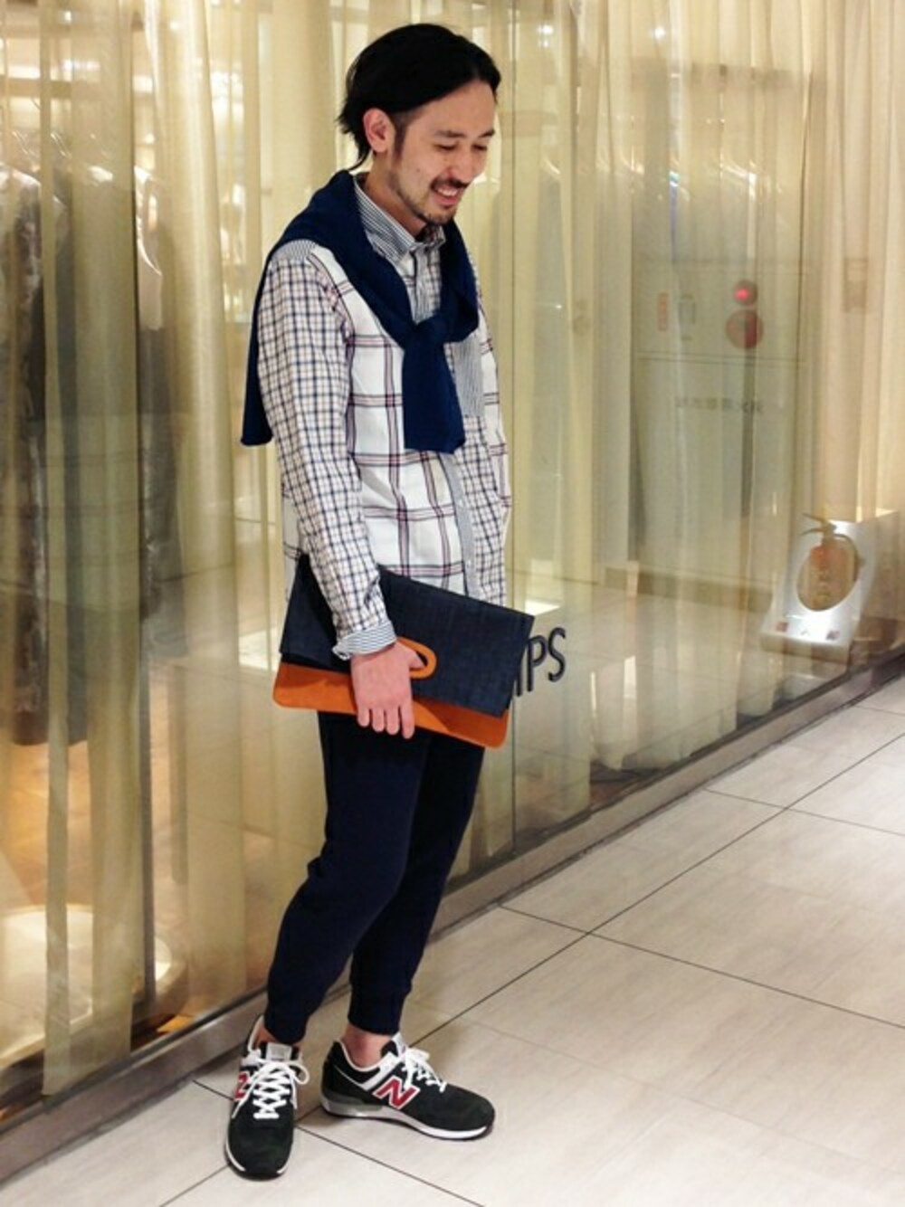 ホワイト系のシャツ/ブラウス、ブルー系のその他パンツ、ブルー系のニット/セーターを着用したメンズの夏コーディネートの1枚目の写真