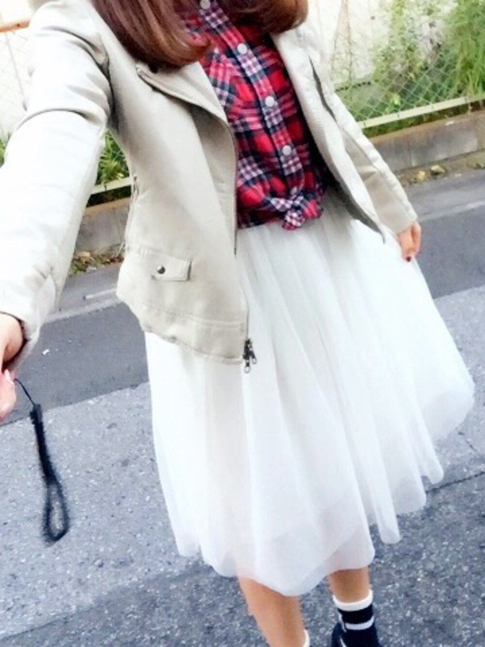 「ユニクロ、チェックシャツ、earth music&ecology、チュールスカート、ライダース、白、ローリーズファーム(LOWRYS FARM)、プチプラ、ootd、ハグマグ」｜「UNIQLOのアイテム（シャツ/ブラウス、レッド系）」を使った、くまきみかさん（レディース・152cm）の秋コーディネートの1枚目の写真