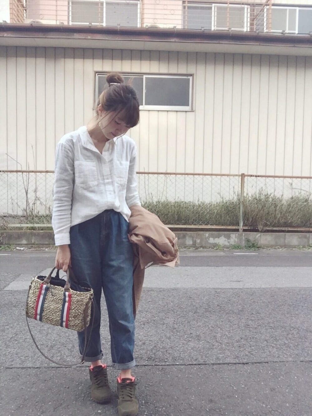 ホワイト系のシャツ/ブラウス、グリーン系のスニーカー、ブルー系のデニムパンツを着用したレディースの春コーディネートの1枚目の写真