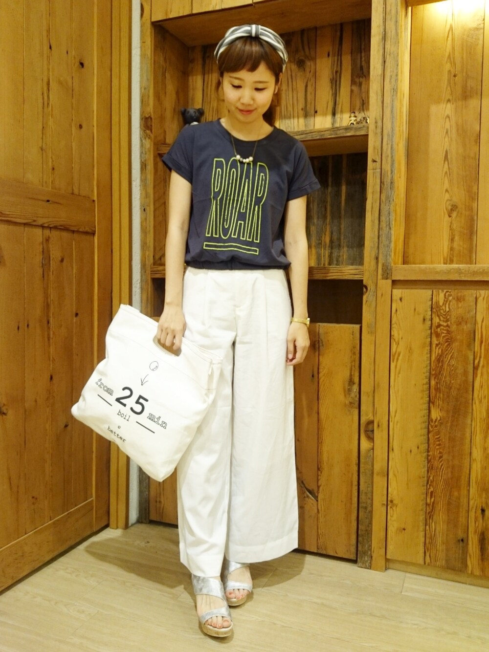 ブラック系のTシャツ/カットソー、ホワイト系のその他パンツ、シルバー系のサンダルを着用したレディースの夏コーディネートの1枚目の写真