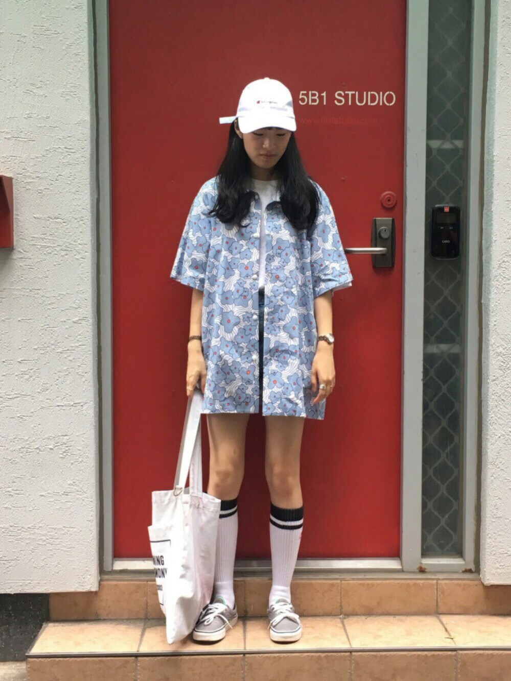 「韓国ファッション、ハワイアンシャツ、チャンピオン、VANS、OPENING CEREMONY、ベースボールキャップ、夏コーデ、韓国ブランド、NIKE」｜「Championの∴WEGO/Champion LOWキャップ（キャップ、ホワイト系）」を使った、MINIPA (ミニーパー!)さん（レディース・155cm）の夏コーディネートの1枚目の写真