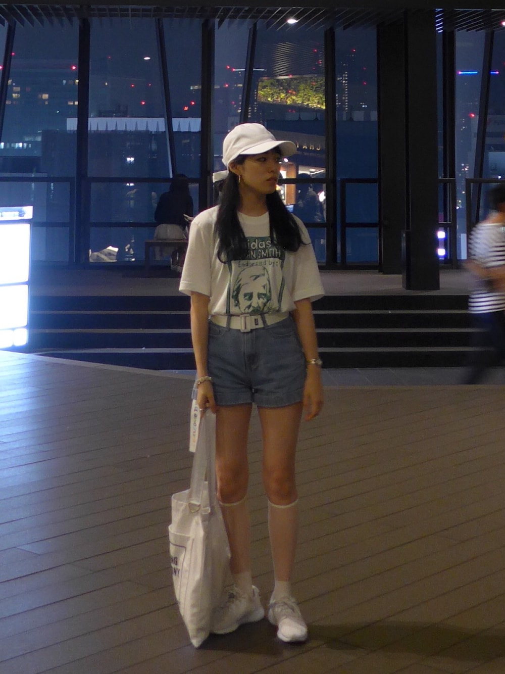 「夏コーデ、韓国ブランド、韓国ファッション、デニムショートパンツ、ナイキスニーカー、オープニングセレモニー、アディダス、アディダスオリジナルス、スポーツミックス」｜「adidas Originalsのアイテム（Tシャツ/カットソー、ホワイト系）」を使った、MINIPA (ミニーパー!)さん（レディース・155cm）の夏コーディネートの1枚目の写真