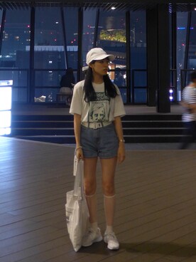 スニーカーを使った デニムショートパンツ の人気ファッションコーディネート 地域 韓国 Wear