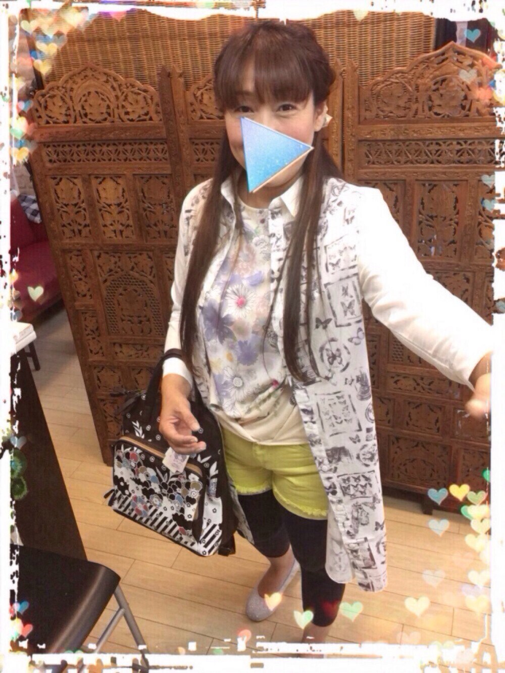 「オトナカジュアル、シャツスタイル、ショートパンツ、ショート丈トップス、白、イエロー、リュック、花柄、重ね着、ScoLar」｜「ScoLarの線書きロングシャツワンピース（シャツワンピース、ホワイト系）」を使った、ScoLar_nara_GOOFYさん（レディース・162cm）の夏コーディネートの1枚目の写真