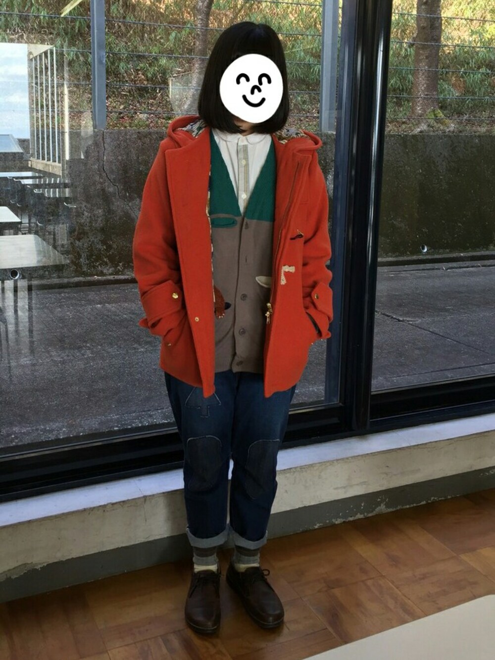 ブラウン系のシューズ、グリーン系のシャツ/ブラウス、ブルー系のデニムパンツを着用したレディースの冬コーディネートの1枚目の写真