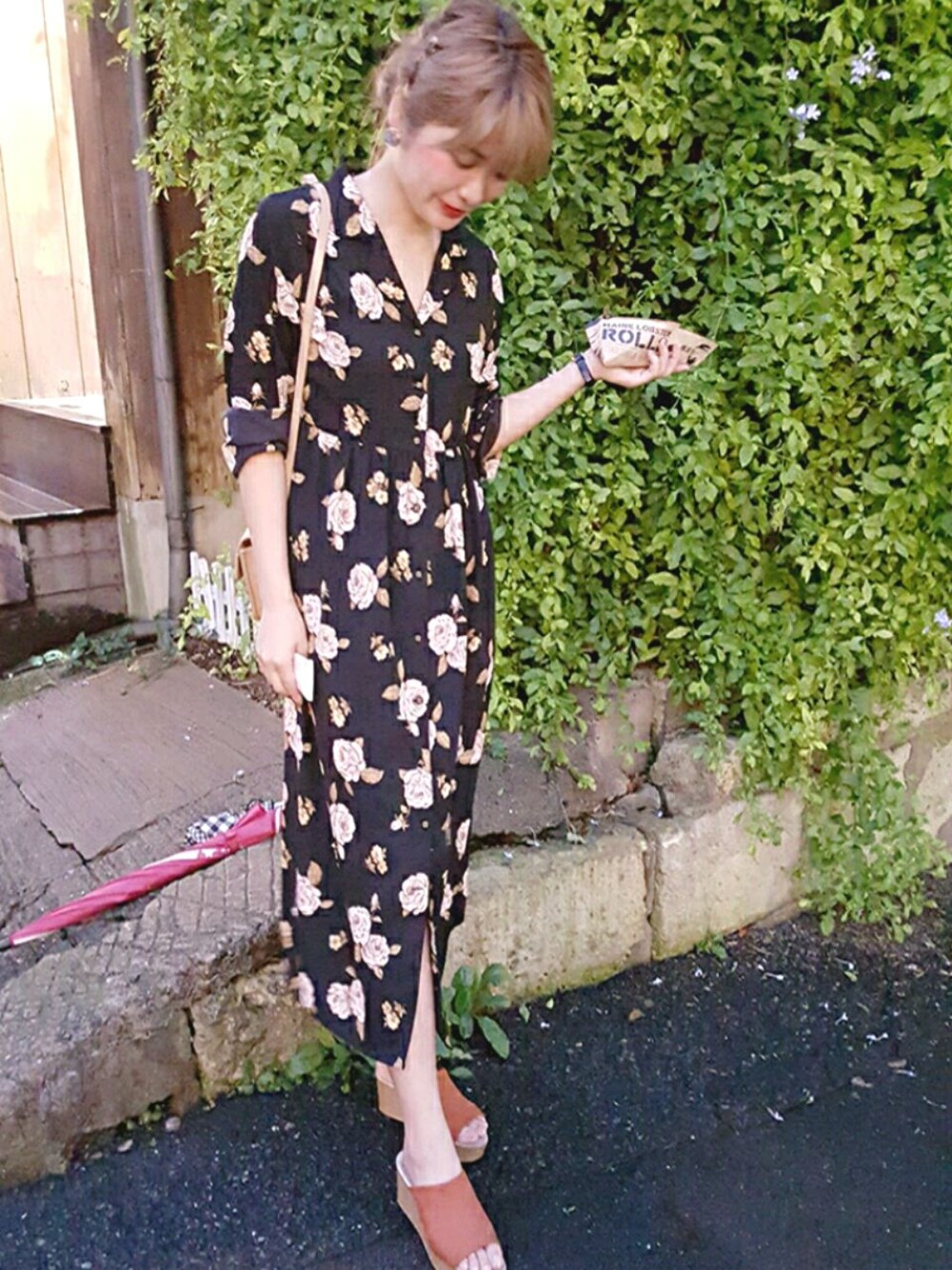 「ガウン、花柄ワンピース、花柄ｶﾞｳﾝ、へザー、ローリーズファーム(LOWRYS FARM)、ガーリー、レトロ、レトロワンピース、古着屋巡り、秋コーデ」｜「LOWRYS FARMの★WEB先行予約アイテム★ミュール（シューズ、オレンジ系）」を使った、Saki さん（レディース・161cm）の秋コーディネートの1枚目の写真