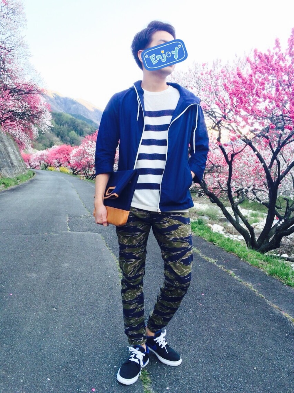 ブルー系のシャツ/ブラウス、ホワイト系のTシャツ/カットソー、その他のその他パンツを着用したメンズの春コーディネートの1枚目の写真