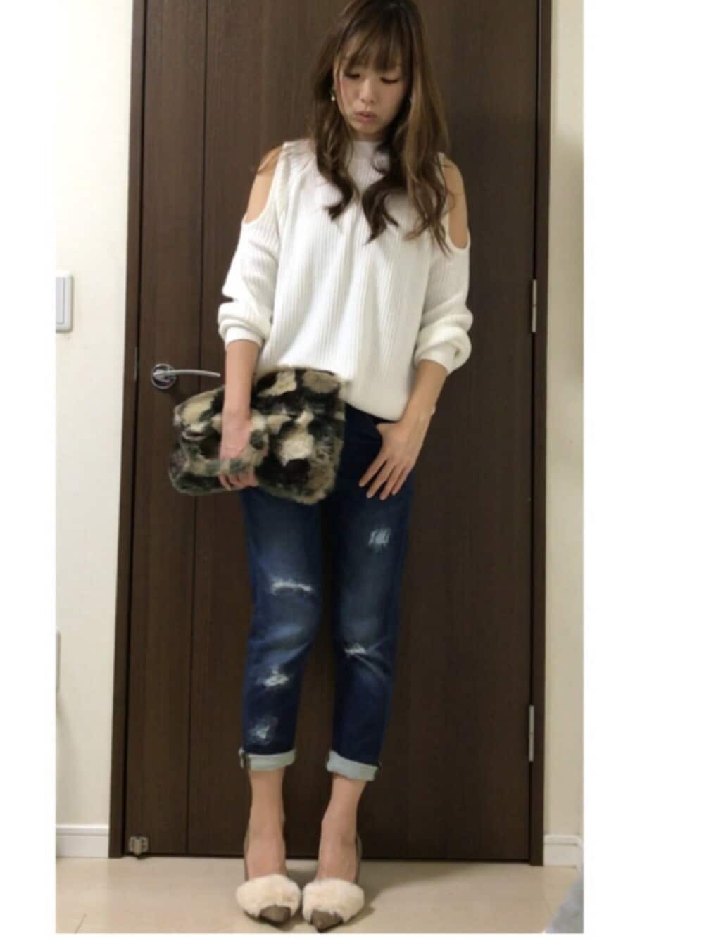 「秋のコーデ、肩あき、H&M、デニム、カモフラ、ファー小物、クラッチバッグ、GU、ファーパンプス」｜「H&Mのアイテム（ニット/セーター、ホワイト系）」を使った、nana♡さん（レディース・160cm）の秋コーディネートの1枚目の写真