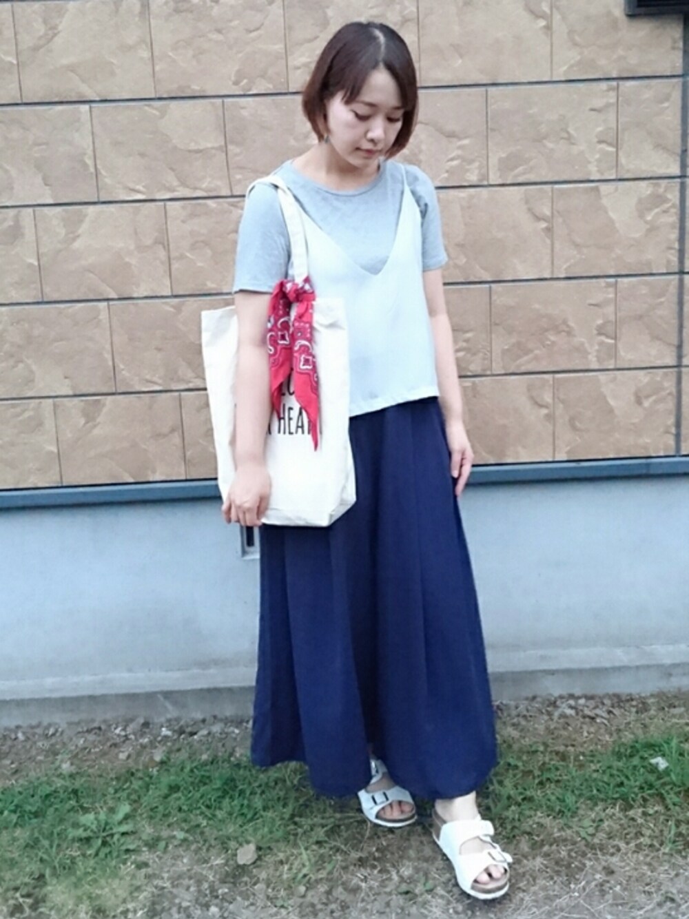 グレー系のTシャツ/カットソー、ホワイト系のトートバッグ、ブルー系のパンツを着用したレディースの夏コーディネートの1枚目の写真