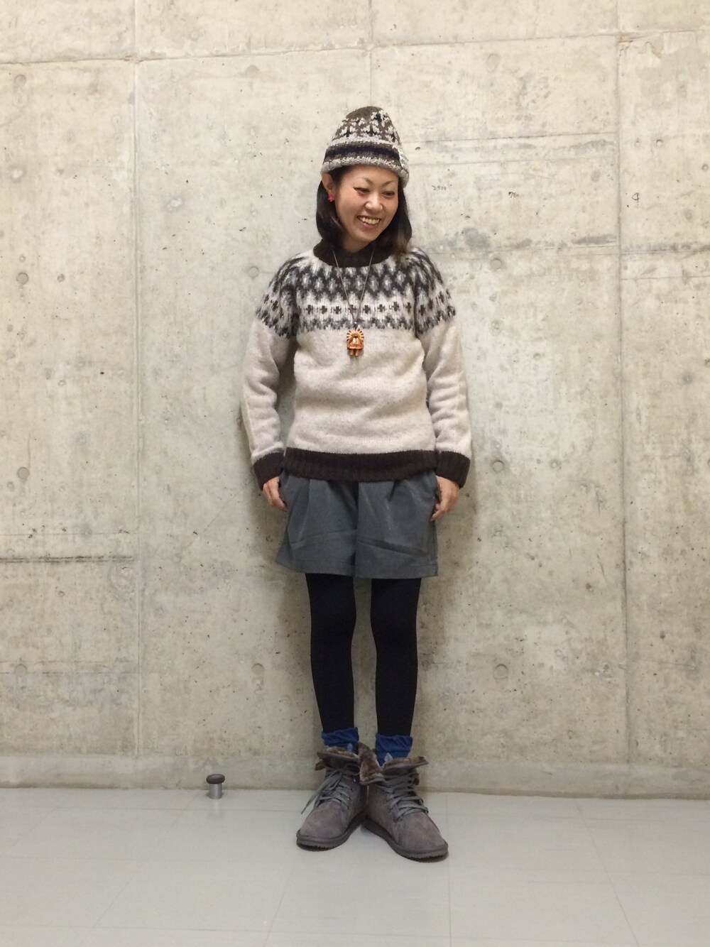 ブルー系のシャツ/ブラウス、ホワイト系のニット/セーター、グレー系のブーツを着用したレディースの秋コーディネートの1枚目の写真