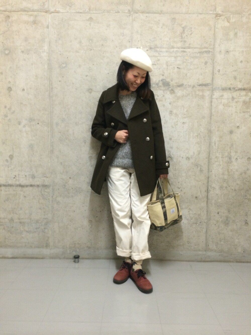 「ピーコート、パンツスタイル、大人カジュアル、ワークパンツ、ニット、トートバッグ、ベレー帽、Dr.Martens、coenスタッフスタイリング」｜「coenのメルトンミドルPコート（ピーコート、グリーン系）」を使った、coen たけさんさん（レディース・157cm）の冬コーディネートの1枚目の写真