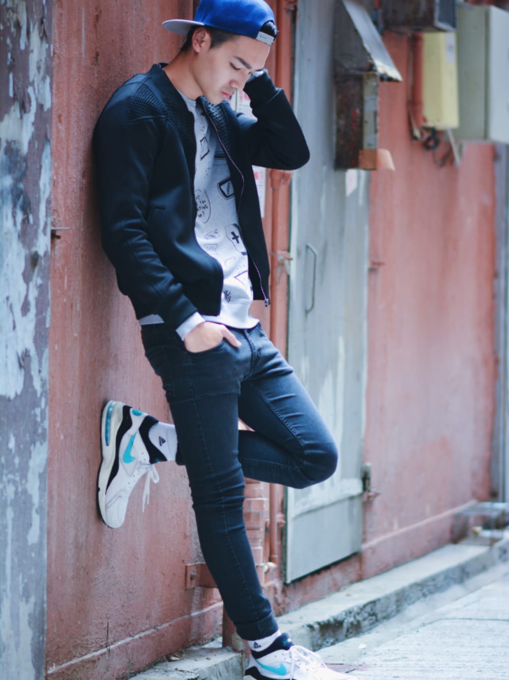 「NIKE、black、sweater、CAP、Skinnyjeans、street」｜「NIKEのアイテム（スニーカー、ホワイト系）」を使った、菲力Felix さん（メンズ・187cm）の冬コーディネートの1枚目の写真