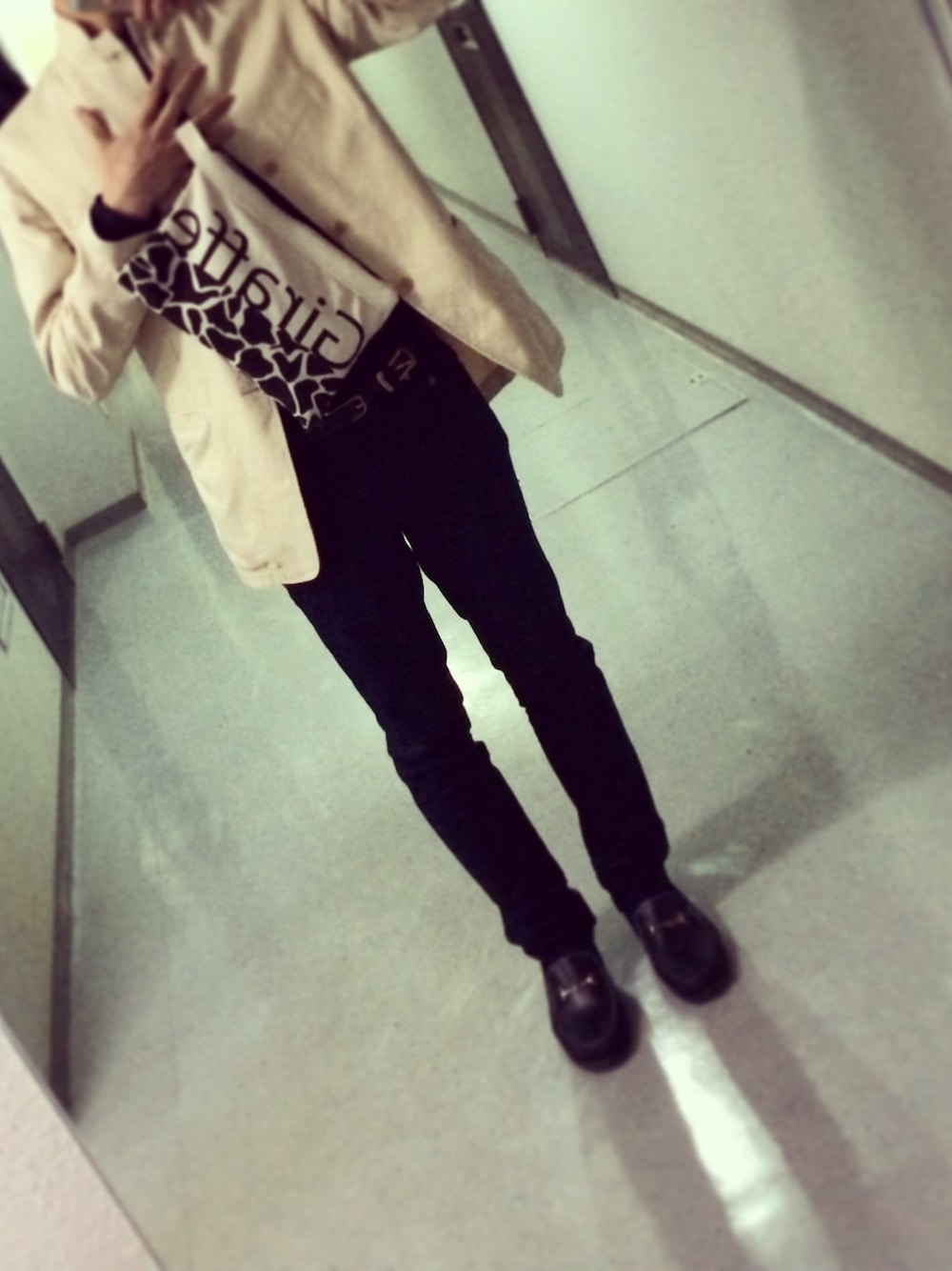 「ジャケット、ホワイト、ローファー、クラッチバック、BEAMS、ベルト、オフホワイト、green label relaxing、#WEARBOOKエントリー」｜「BEAMSのジャケット（テーラードジャケット、ホワイト系）」を使った、Ryoさん（メンズ・176cm）の春コーディネートの1枚目の写真