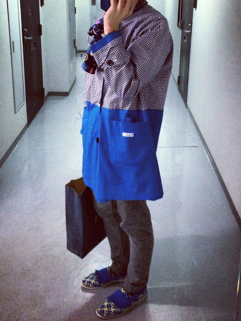 「ブルー、BEAMS、soe shirts、ギンガムチェック、水色コート、春、レインコート、#WEARBOOKエントリー」｜「soe shirtsのレインコート（その他アウター、ブルー系）」を使った、Ryoさん（メンズ・176cm）の春コーディネートの1枚目の写真