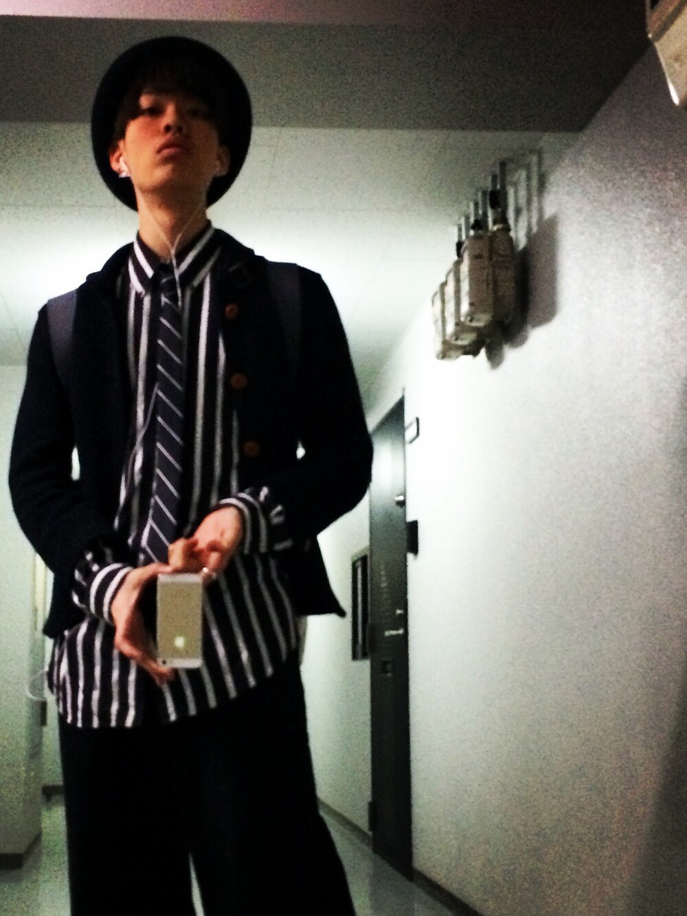 「ジャケット、黒、ワイドパンツ、ネクタイ、ストライプシャツ、ボーラーハット、ラルフローレン、#WEARBOOKエントリー」｜「RALPH LAUREN RUGBYのワイドパンツ（その他パンツ、ブラック系）」を使った、Ryoさん（メンズ・176cm）の春コーディネートの1枚目の写真