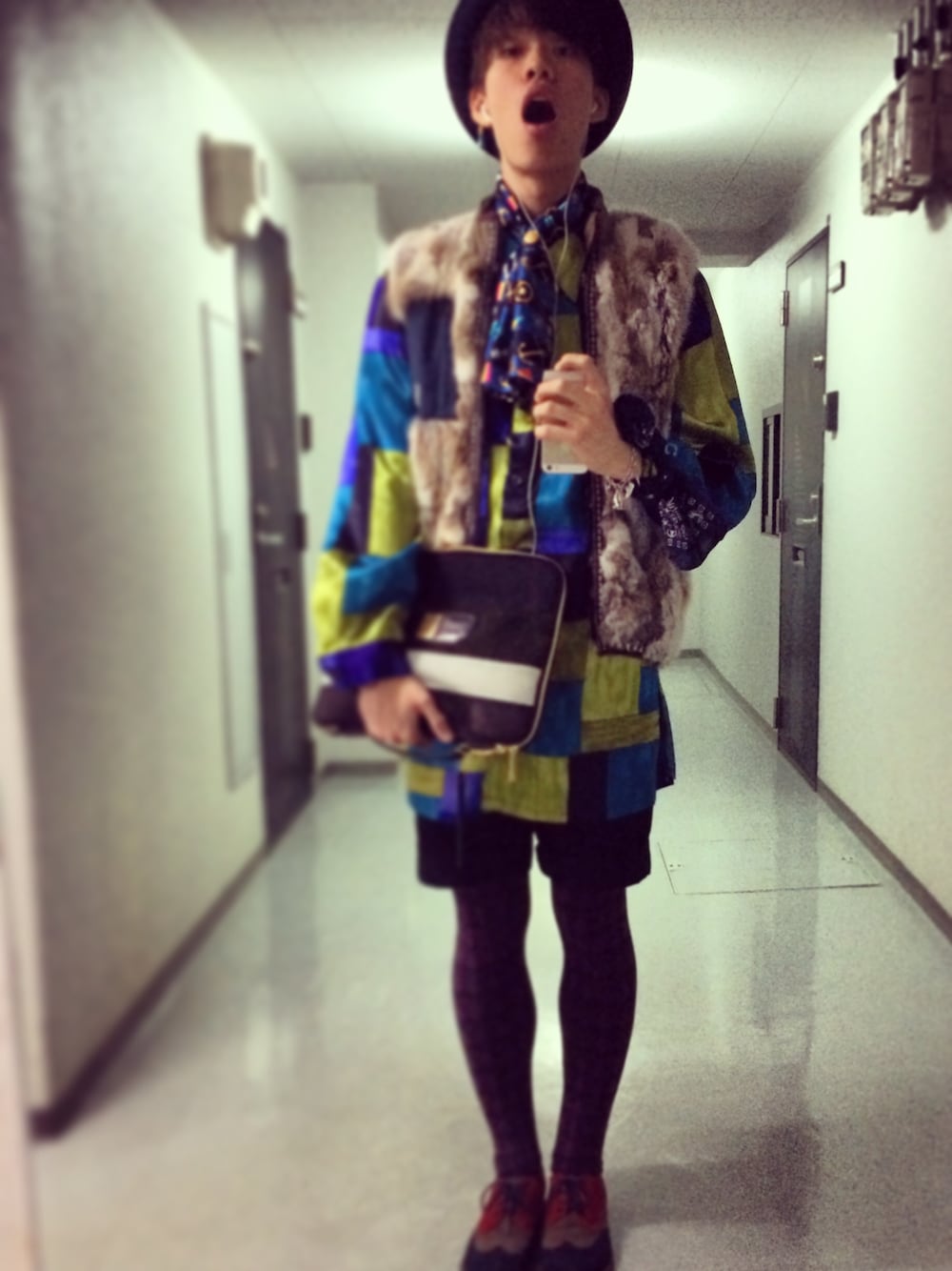 「クラッチバック、レギンス、ロングシャツ、スカーフ、ラビットファー、青、ショーツ、ボーラーハット、紫、#WEARBOOKエントリー」｜「yoshiokuboのYoshio Kubo×Masterpiece（クラッチバッグ、ブラック系）」を使った、Ryoさん（メンズ・176cm）の春コーディネートの1枚目の写真