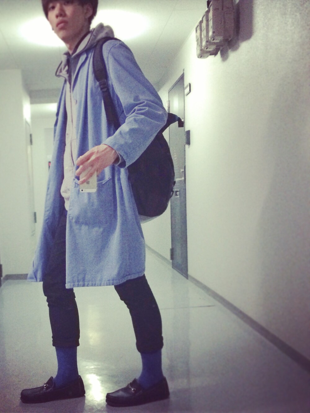 「シンプル、バックパック、ローファー、ショップコート、ユニクロ、アディダス、革靴、ソックス、青×黒、#WEARBOOKエントリー」｜「adidasのバックパック（バックパック/リュック、ブラック系）」を使った、Ryoさん（メンズ・176cm）の春コーディネートの1枚目の写真