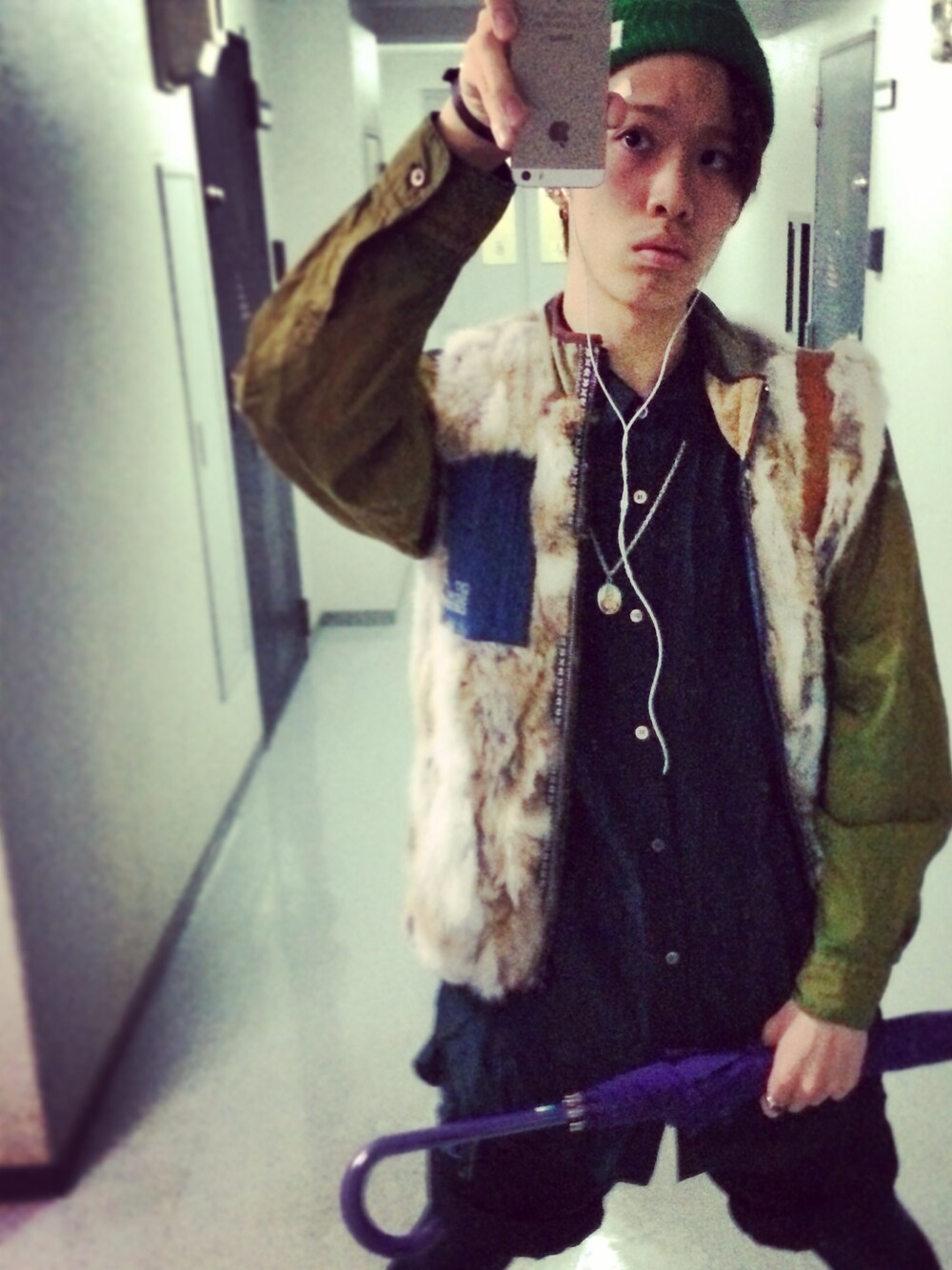 「ネックレス、シャツ、ニット帽、レギンス、ラビットファー、ショーツ、ショルダーバック、傘、comme de garcons、#WEARBOOKエントリー」｜「go slow caravanのファーベスト（ベスト、ベージュ系）」を使った、Ryoさん（メンズ・176cm）の春コーディネートの1枚目の写真
