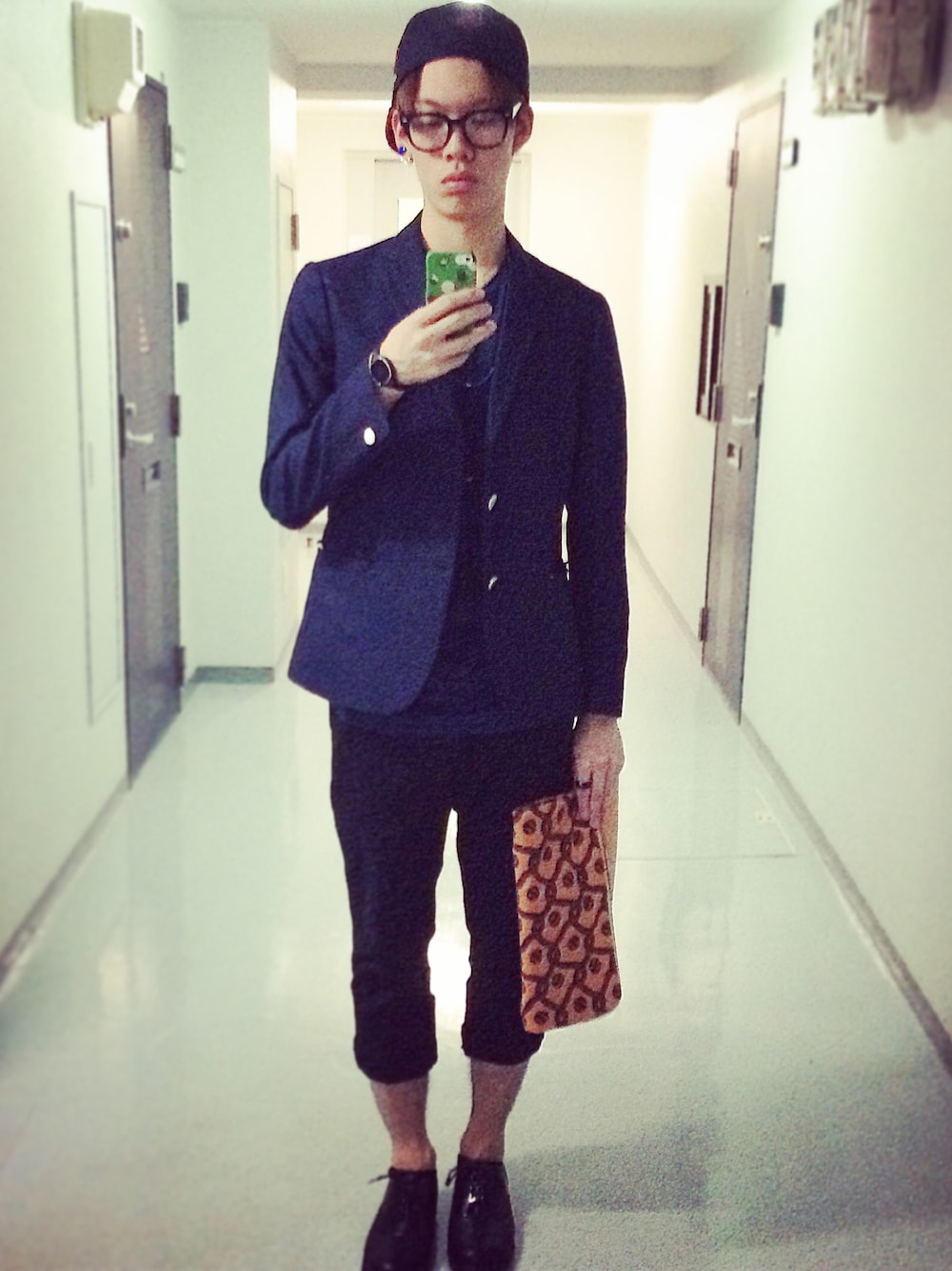 「キャップ、ジャケット、ネックレス、ロールアップ、クラッチバッグ、ダークカラー、BEAUTY & YOUTH、TOPSHOP、めがね、革靴」｜「TOPMANのBLUE DOUBLE DYE ROLLER T-SHIRT/ブルーダブルダイローラーTシャツ（Tシャツ/カットソー、パープル系）」を使った、Ryoさん（メンズ・176cm）の秋コーディネートの1枚目の写真