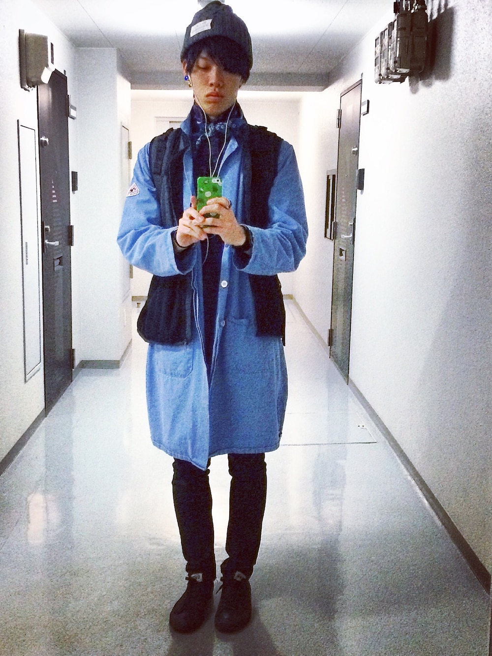 「ロングシャツ、古着、used、黒スニーカー、バンダナ、ベスト、ショップコート、重ね着」｜「URBAN RESEARCH DOORS MENSのFORK&SPOON アラン柄ニットキャップ（ニットキャップ/ビーニー、グレー系）」を使った、Ryoさん（メンズ・176cm）の秋コーディネートの1枚目の写真