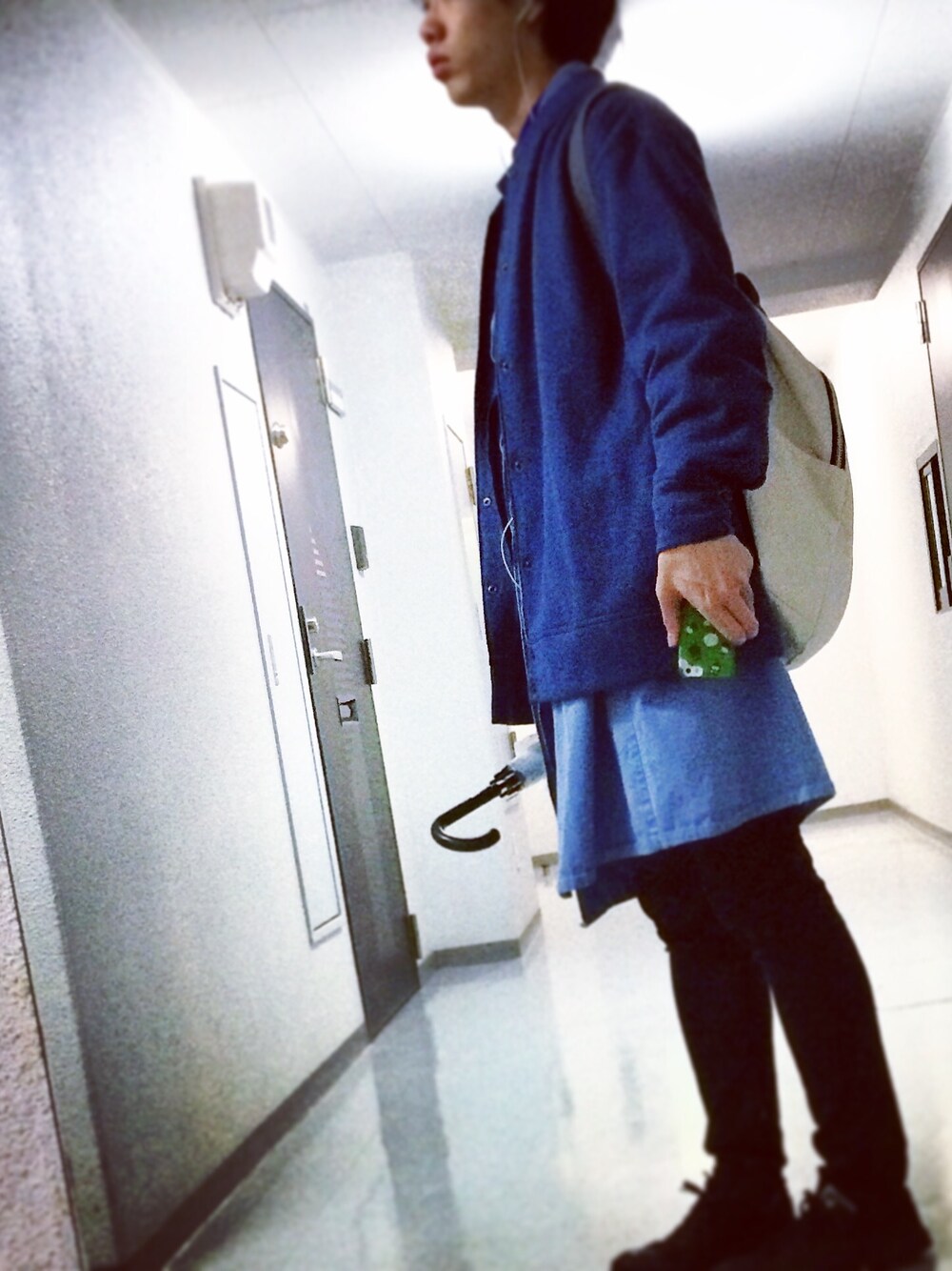 「重ね着、古着、ショップコート、カーディガン、黒スニーカー、黒スキニー」｜「WHO'S WHO galleryの【ziple】パラフィンリュック（バックパック/リュック、ホワイト系）」を使った、Ryoさん（メンズ・176cm）の秋コーディネートの1枚目の写真