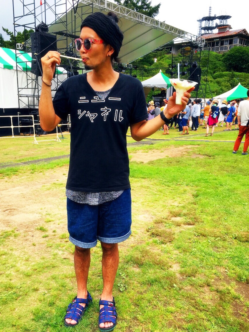 ブラック系のTシャツ/カットソー、ブルー系のその他パンツ、ブルー系のサンダルを着用したメンズの夏コーディネートの1枚目の写真